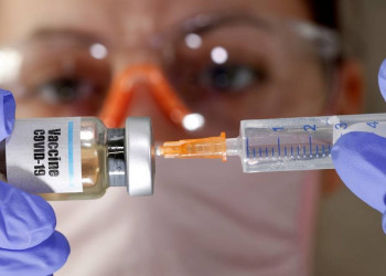 Vacina de Oxford pode ser distribuída este ano, diz Astrazeneca